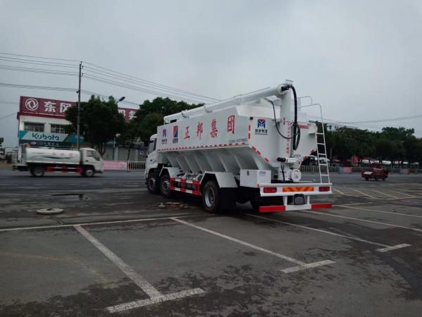 東風(fēng)天錦小三軸龍擎300馬力（30方）散裝飼料運(yùn)輸車